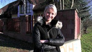 A pick-up artist seated a girl in the car and fucked her thoroughly